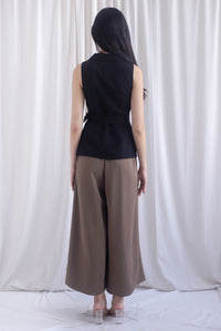 Margaux Collar Front Zip Top In Black