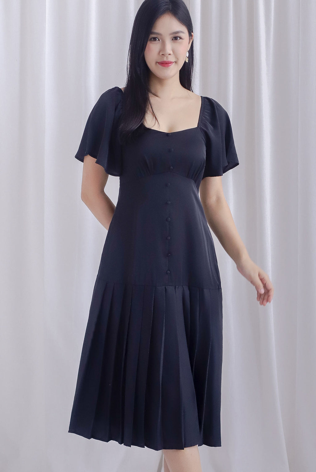 Rachelle Pleated Drop Waist Midi Dress In Black – The Design Closets