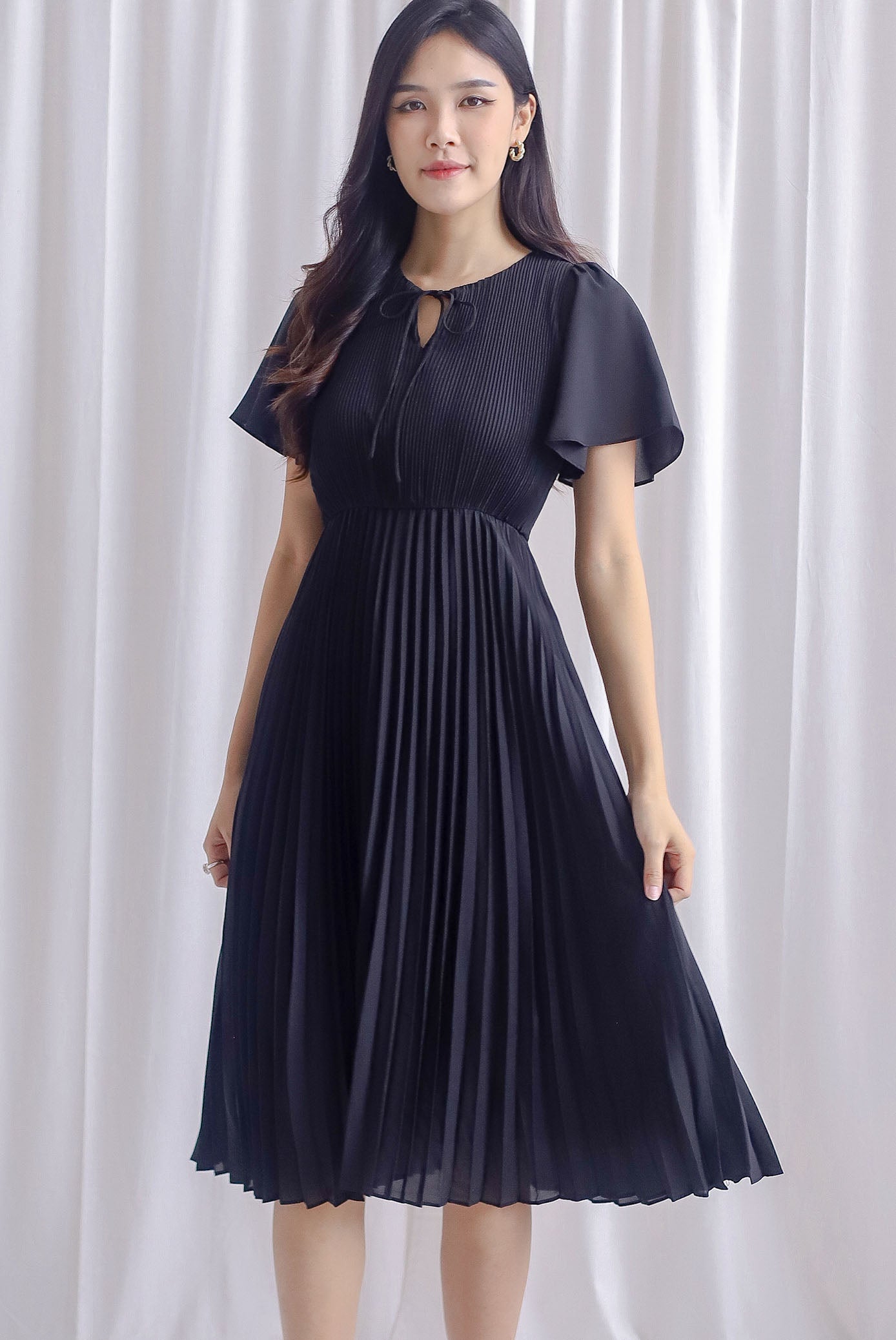 Anissa Flare Sleeve Pleated Dress In Black