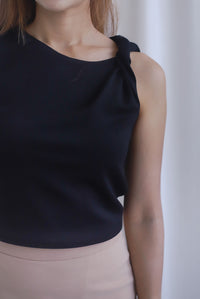 Ariana Twisted Shoulder Top In Black