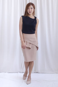 Ariana Twisted Shoulder Top In Black