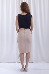 Ariana Twisted Shoulder Top In Black