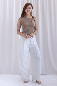Ariana Twisted Shoulder Top In Taupe