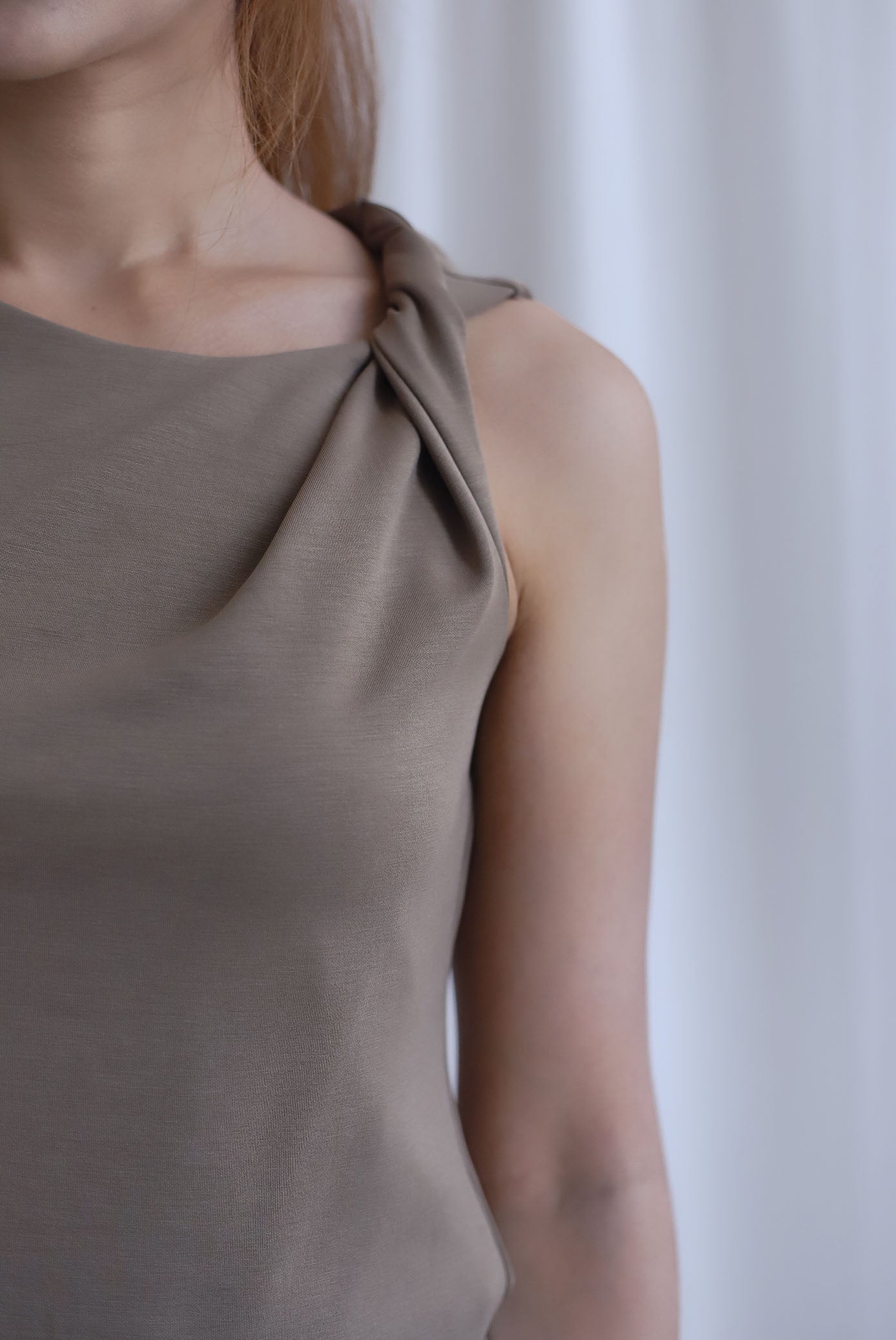 Ariana Twisted Shoulder Top In Taupe