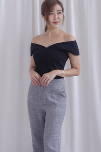 Aveline 2 Ways V Neck Top In Black