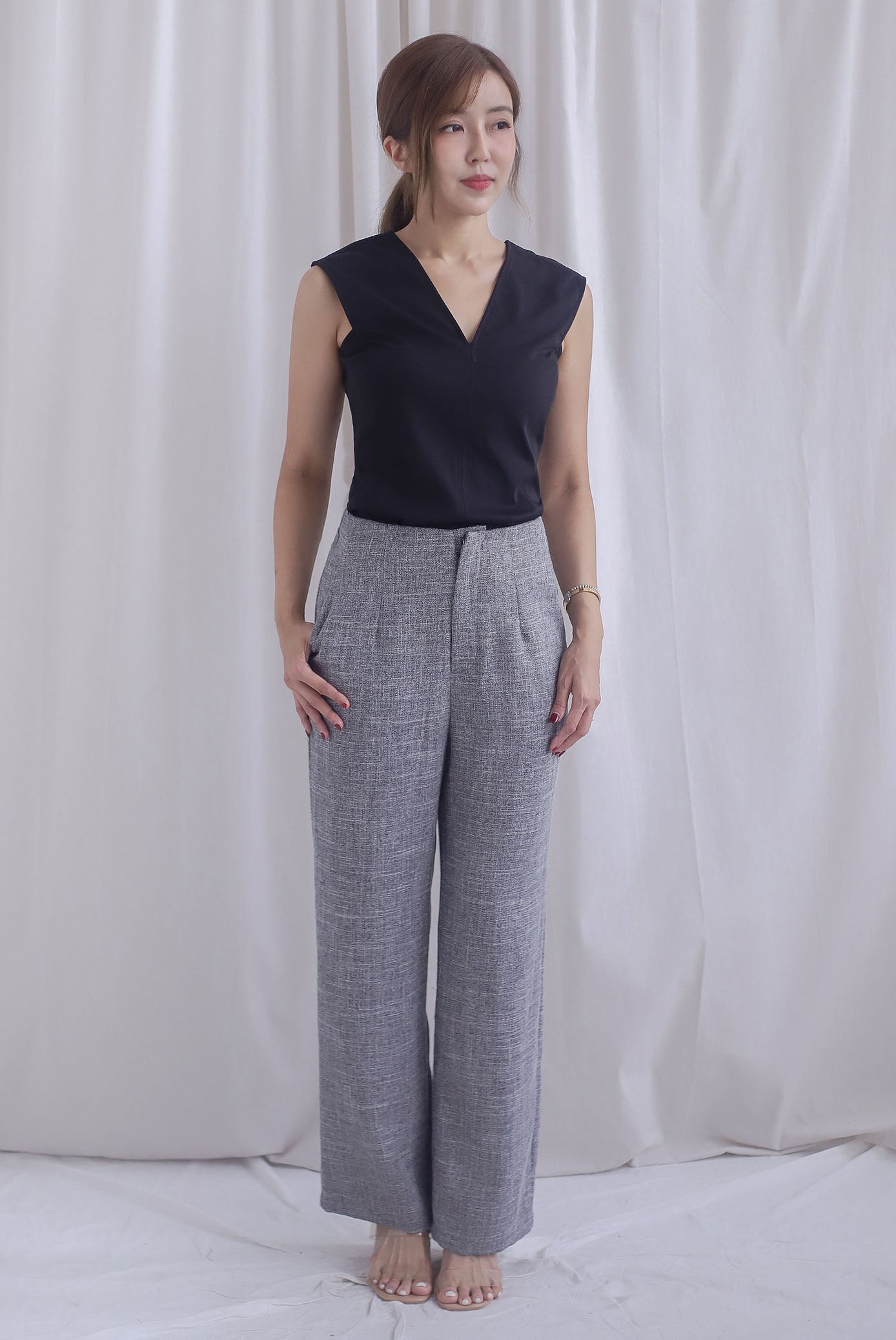 Aveline 2 Ways V Neck Top In Black