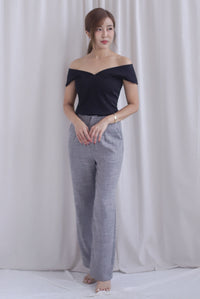 Aveline 2 Ways V Neck Top In Black