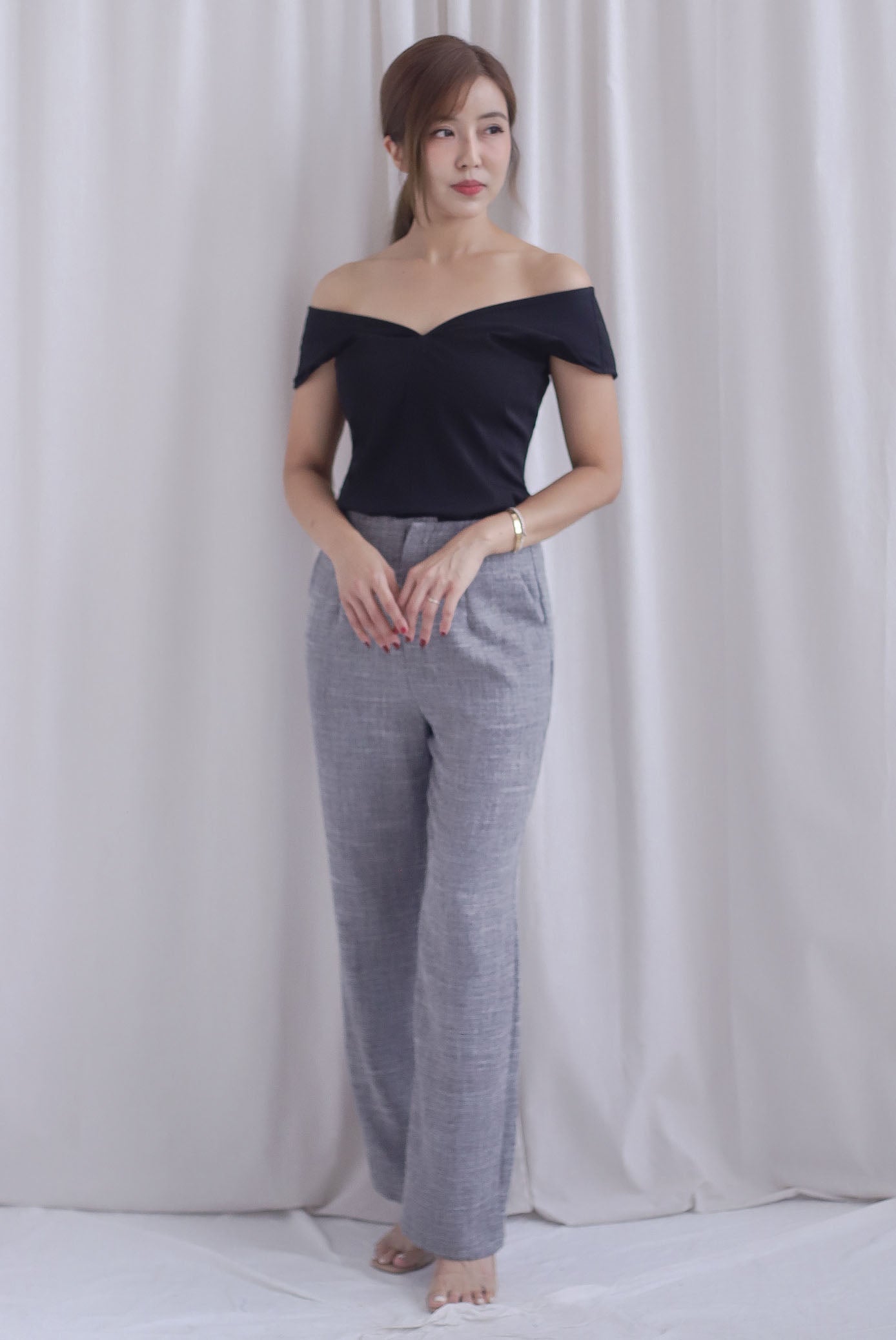 Aveline 2 Ways V Neck Top In Black