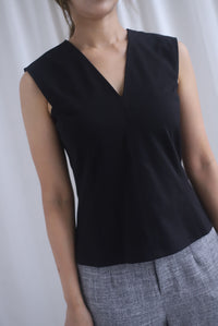 Aveline 2 Ways V Neck Top In Black