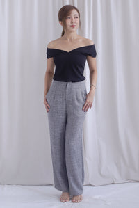 Aveline 2 Ways V Neck Top In Black