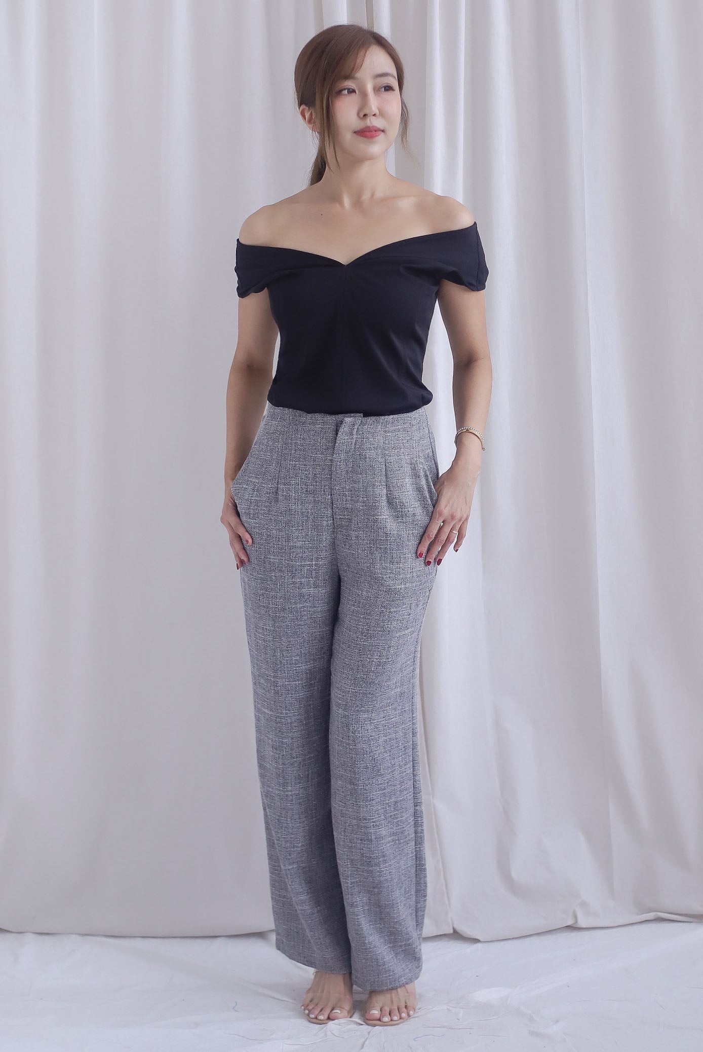 Aveline 2 Ways V Neck Top In Black