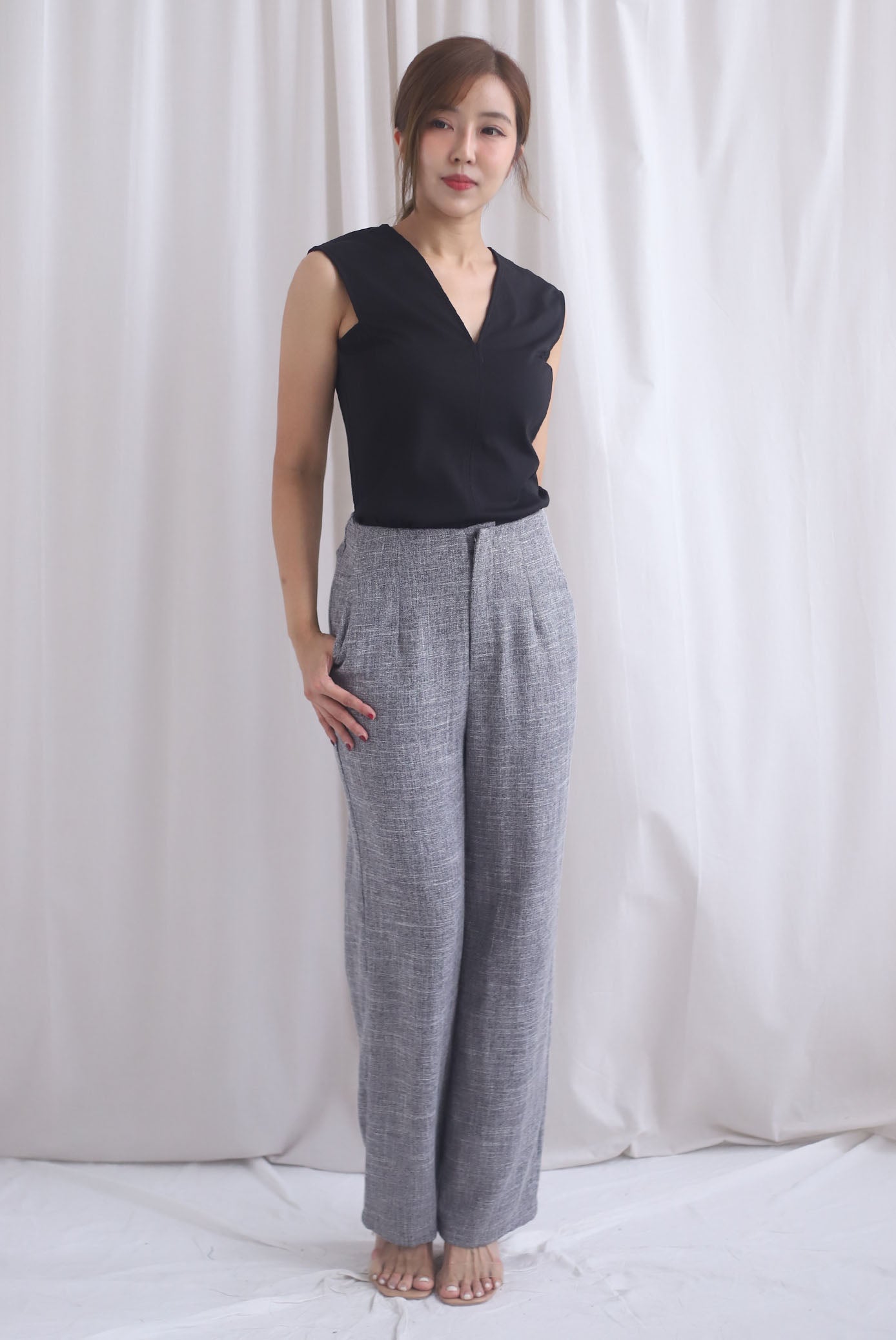 Aveline 2 Ways V Neck Top In Black