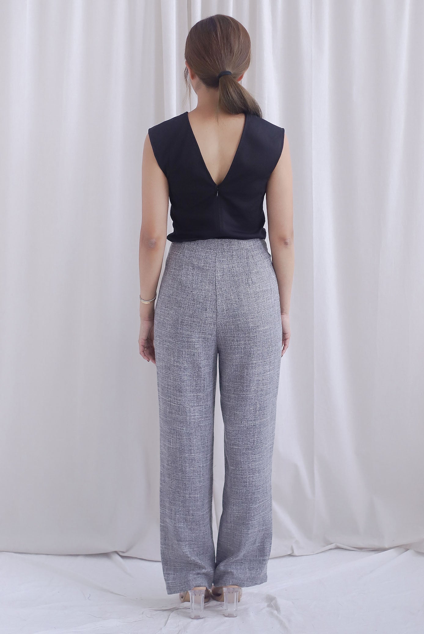 Aveline 2 Ways V Neck Top In Black