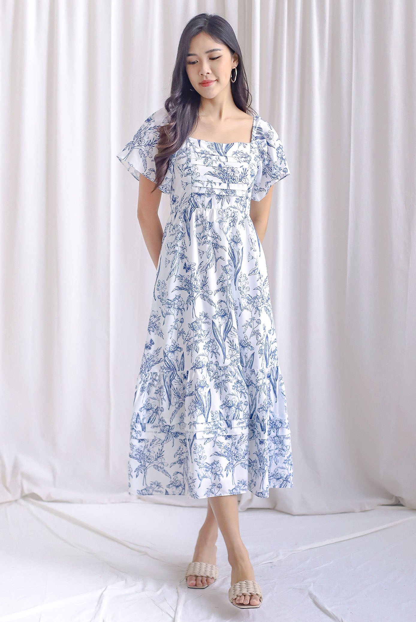 Bevelia Flutter Sleeve Pleated Maxi Dress In Navy Porcelain