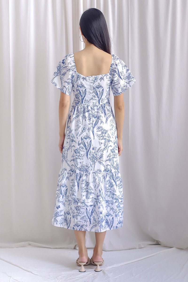 Bevelia Flutter Sleeve Pleated Maxi Dress In Navy Porcelain