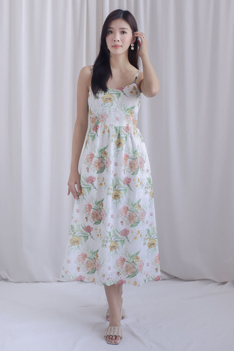 Calybrid Embro Floral Spag Scallop Dress In Pink