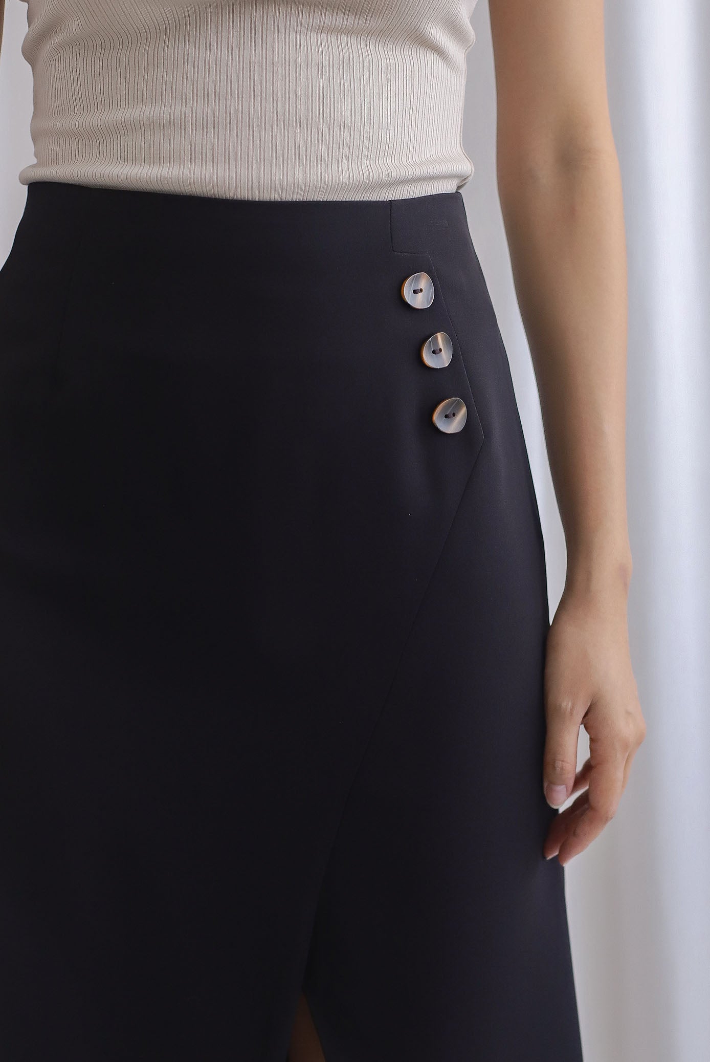 Drew Buttons Slit Skirt In Black