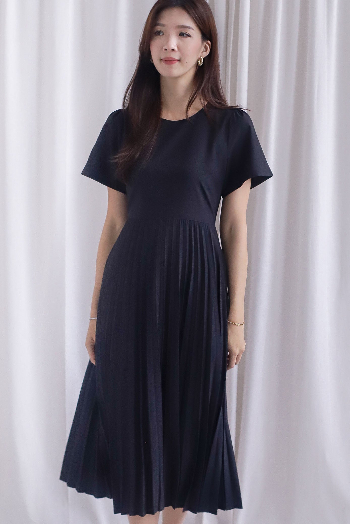 Elon Sleeved Pleat Midi Dress In Black