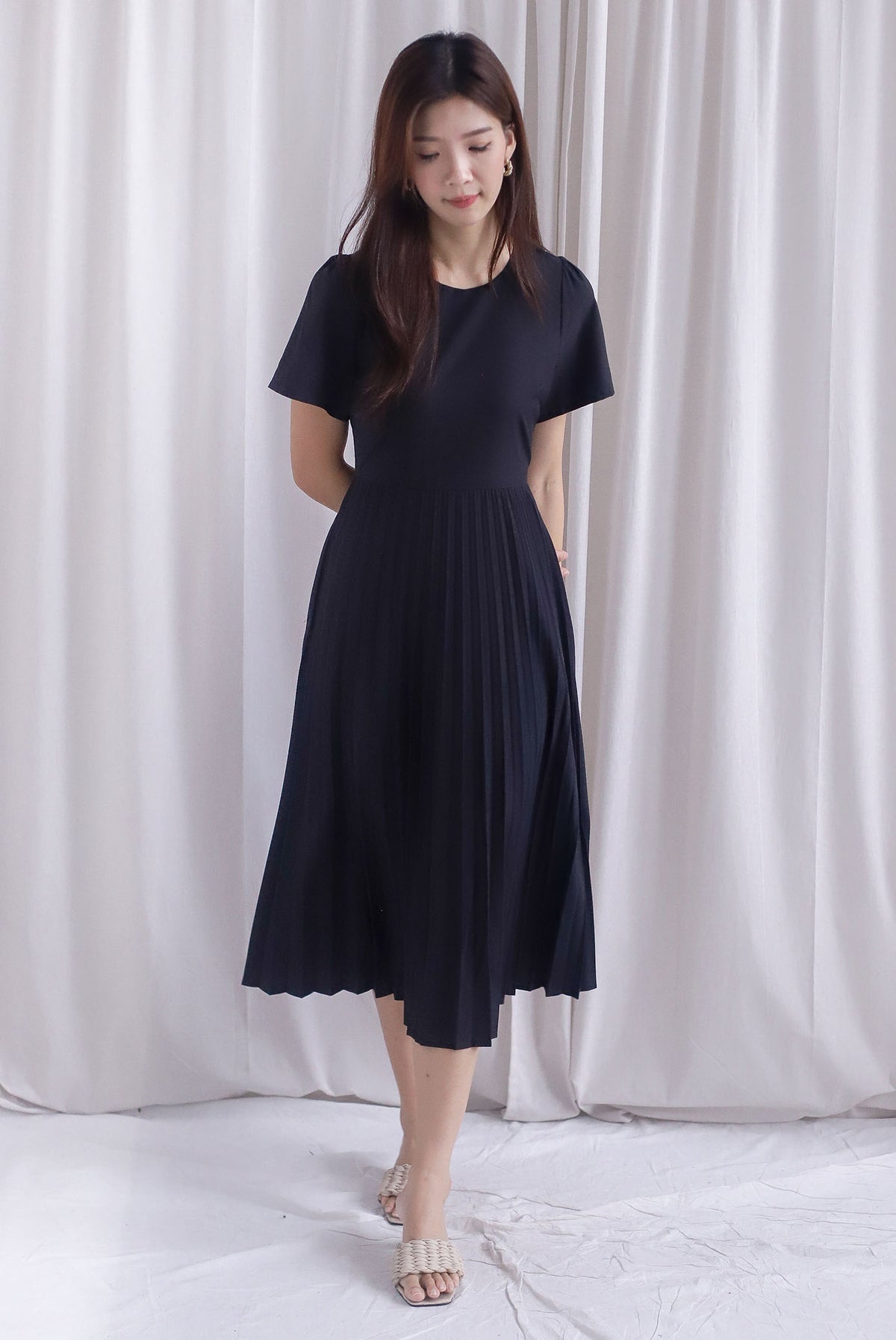 Elon Sleeved Pleat Midi Dress In Black