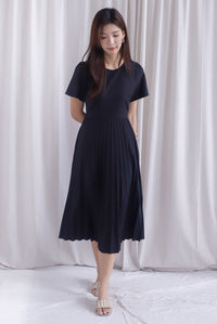 Elon Sleeved Pleat Midi Dress In Black