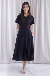 Elon Sleeved Pleat Midi Dress In Black