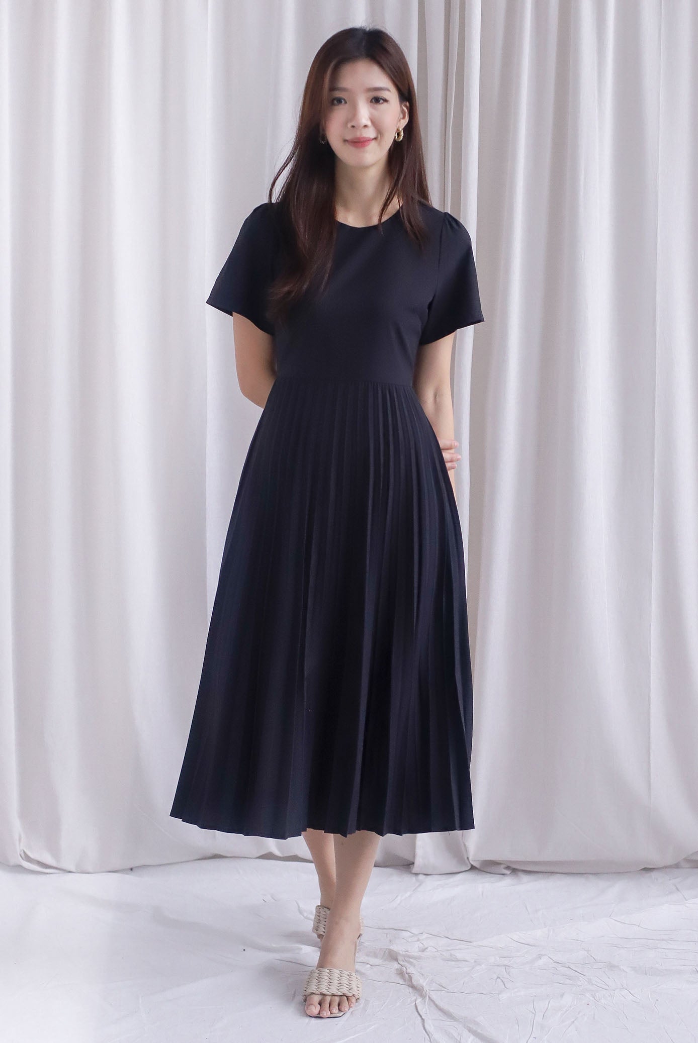 Elon Sleeved Pleat Midi Dress In Black