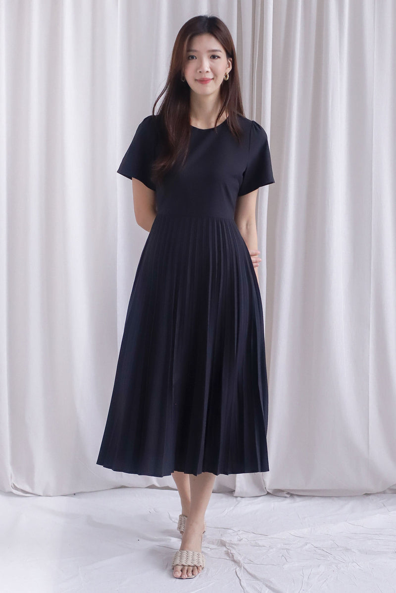 Elon Sleeved Pleat Midi Dress In Black