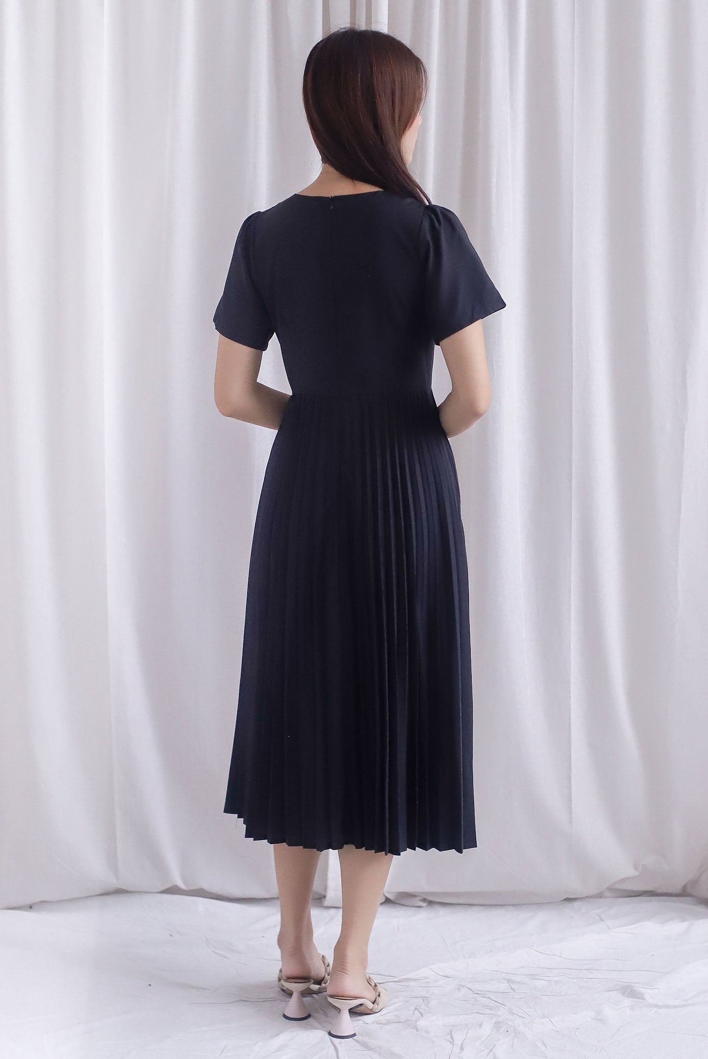 Elon Sleeved Pleat Midi Dress In Black
