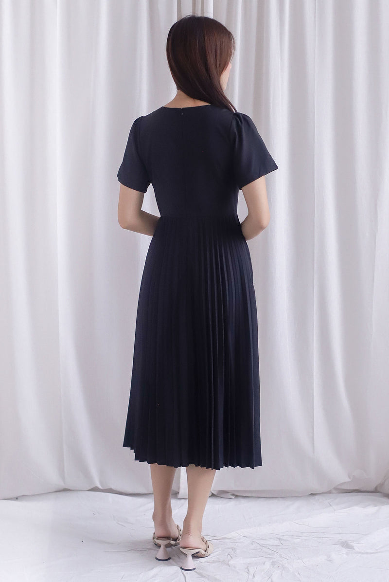 Elon Sleeved Pleat Midi Dress In Black