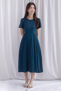 Elon Sleeved Pleat Midi Dress In Forest Green