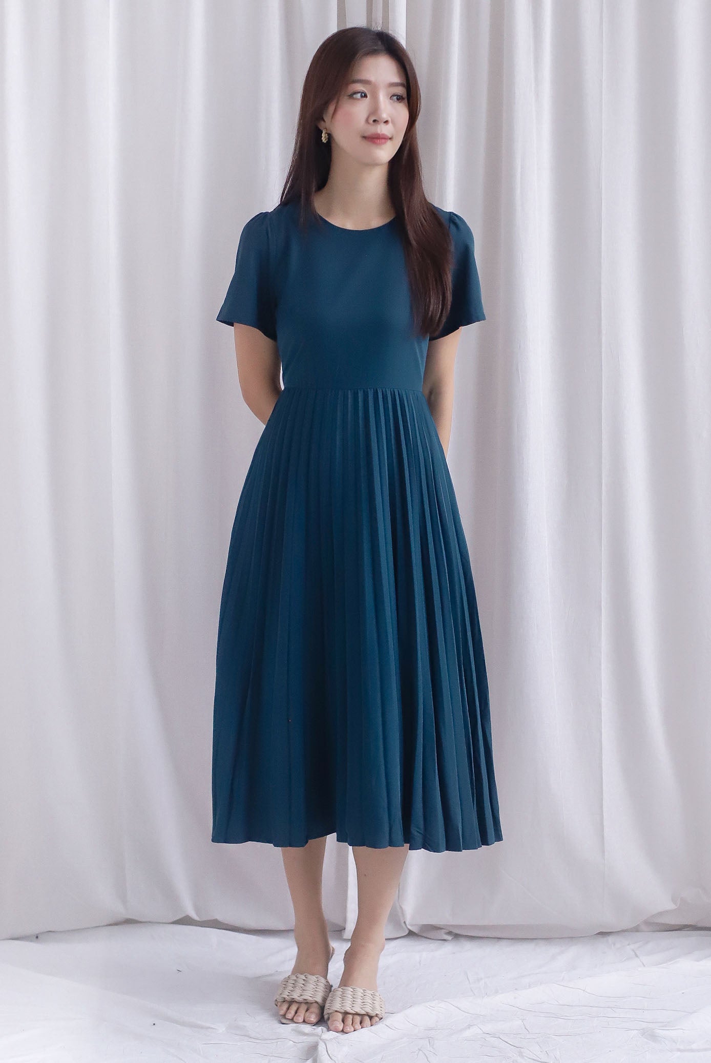 Elon Sleeved Pleat Midi Dress In Forest Green