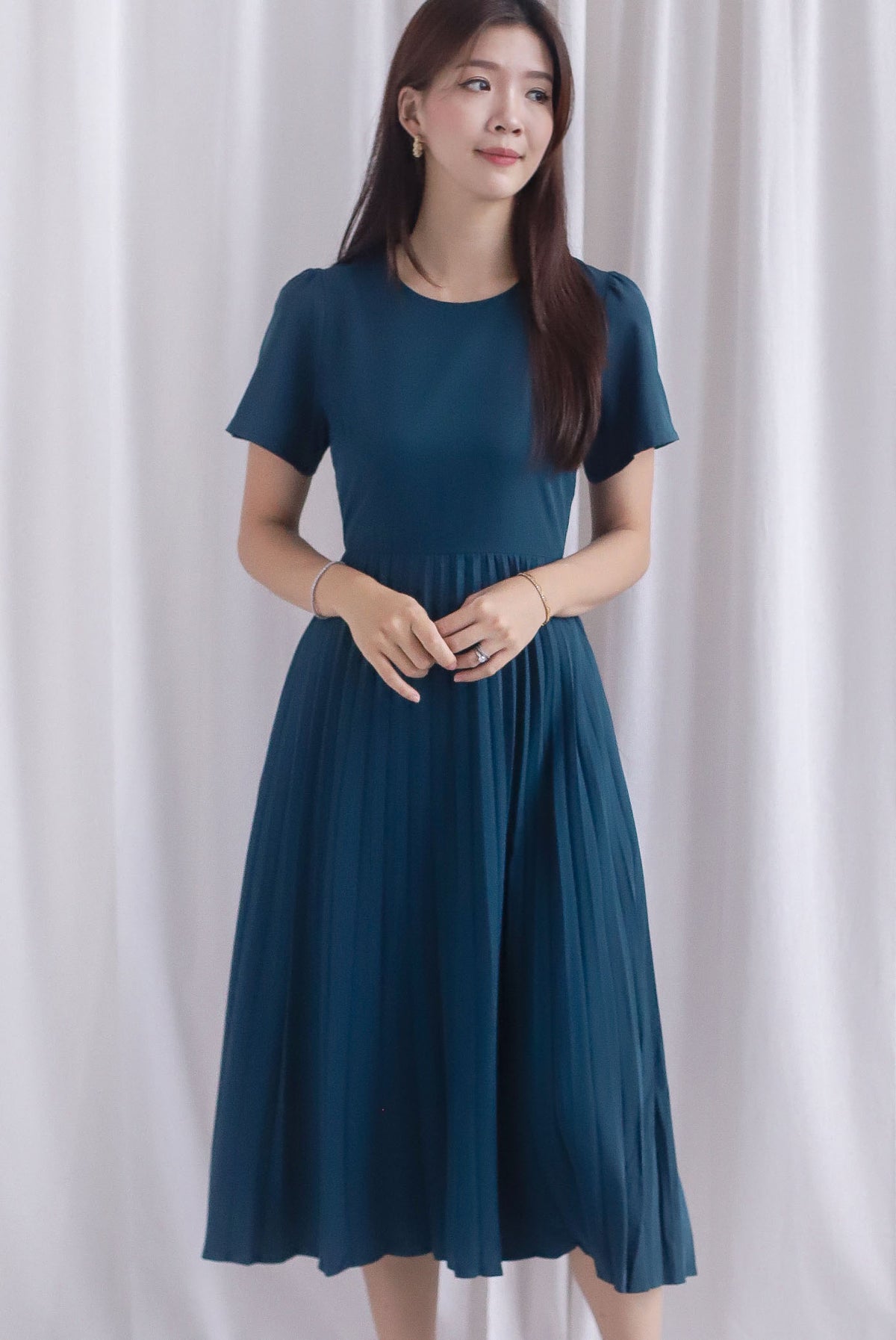 Elon Sleeved Pleat Midi Dress In Forest Green