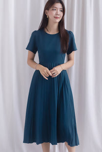 Elon Sleeved Pleat Midi Dress In Forest Green
