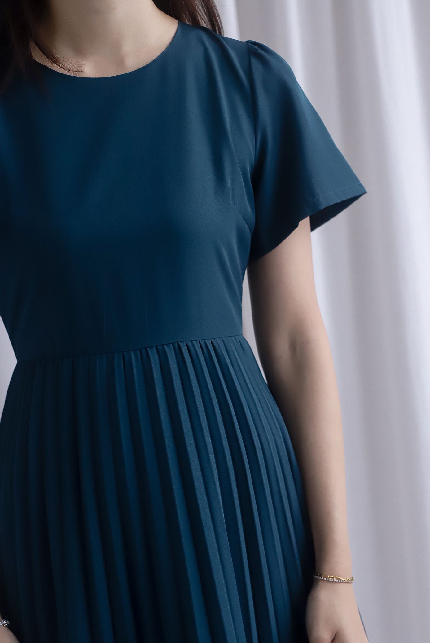 Elon Sleeved Pleat Midi Dress In Forest Green