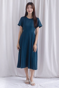 Elon Sleeved Pleat Midi Dress In Forest Green