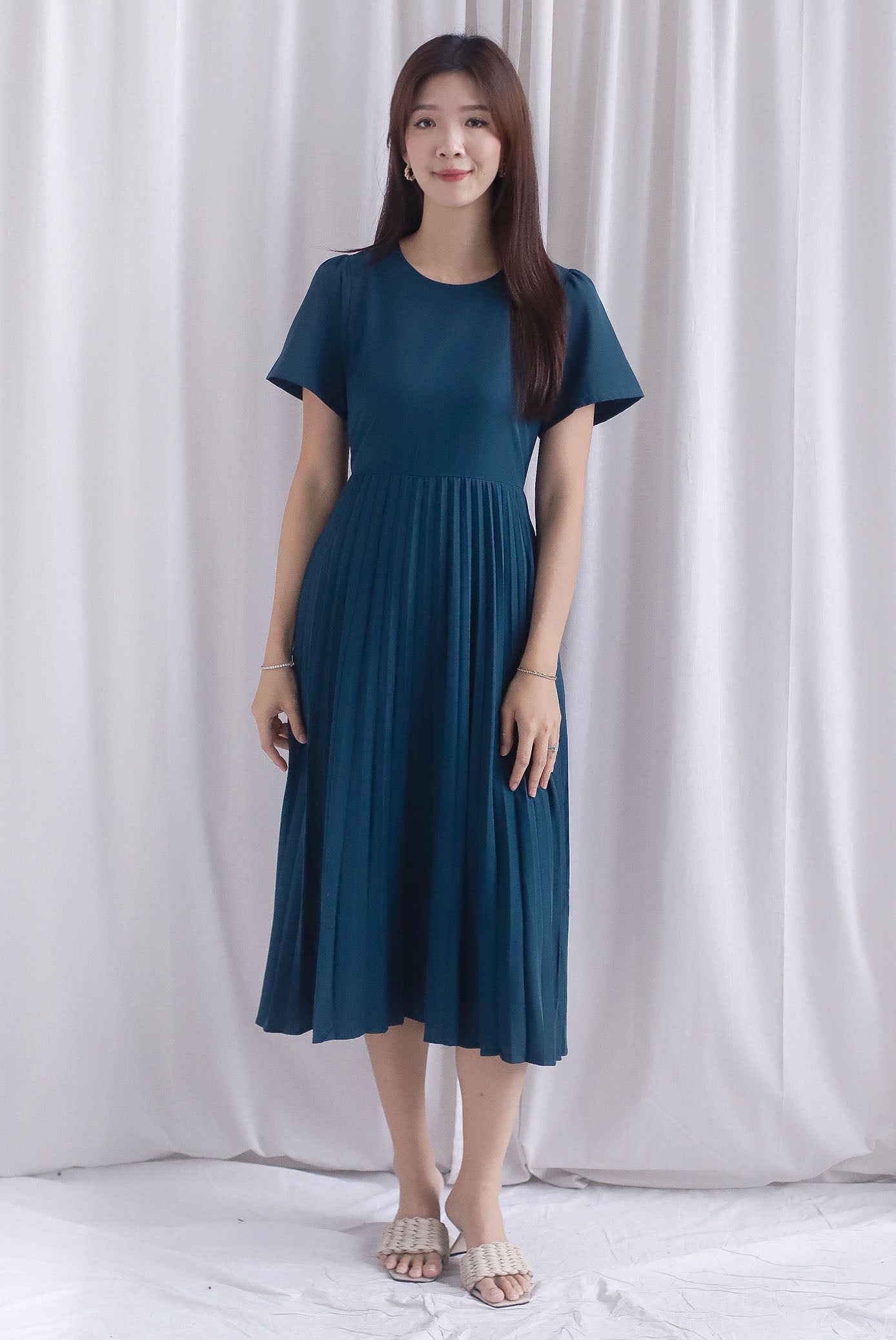 Elon Sleeved Pleat Midi Dress In Forest Green