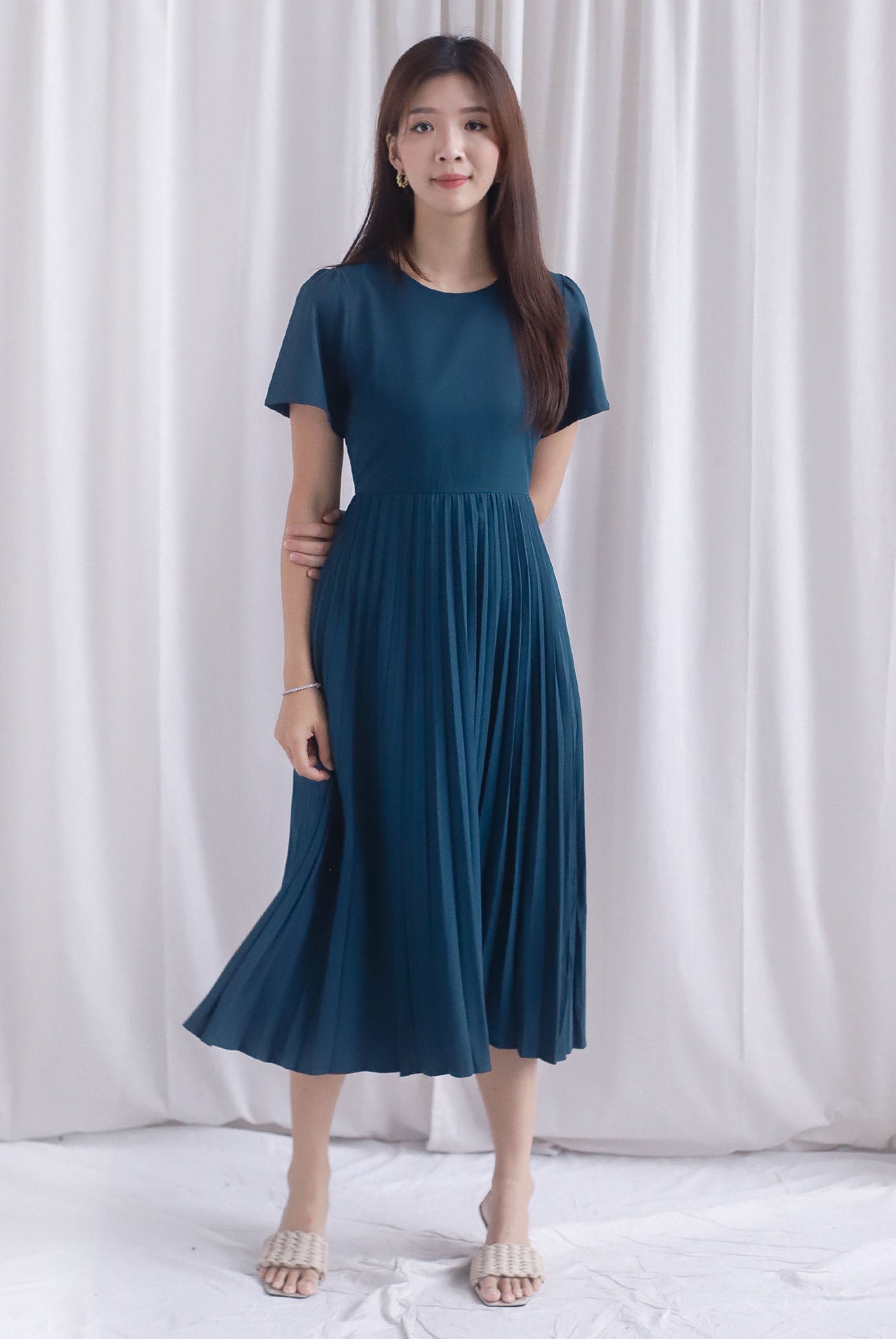 Elon Sleeved Pleat Midi Dress In Forest Green