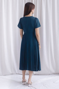 Elon Sleeved Pleat Midi Dress In Forest Green