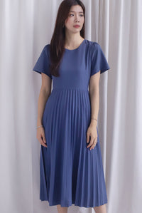 Elon Sleeved Pleat Midi Dress In Steel Blue