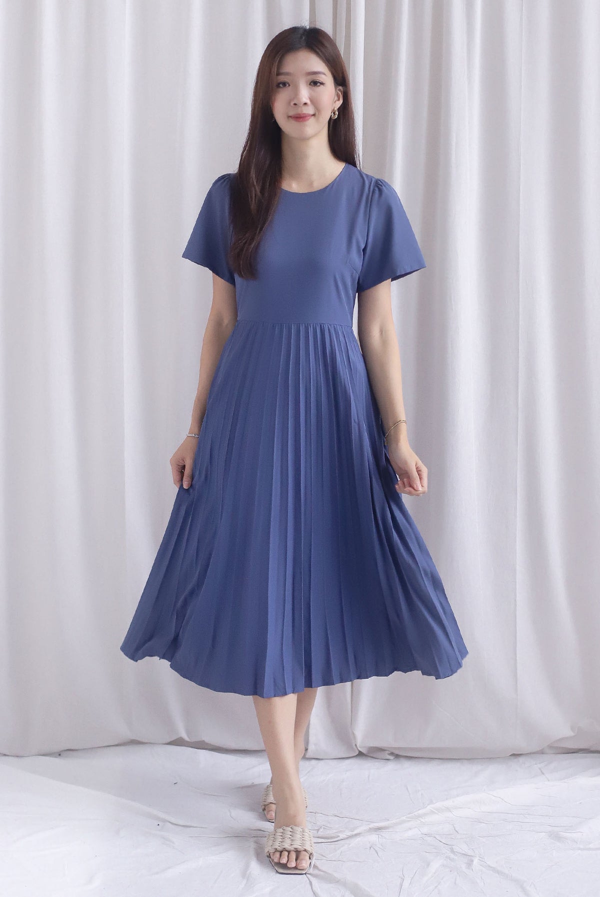 Elon Sleeved Pleat Midi Dress In Steel Blue