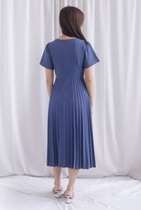 Elon Sleeved Pleat Midi Dress In Steel Blue