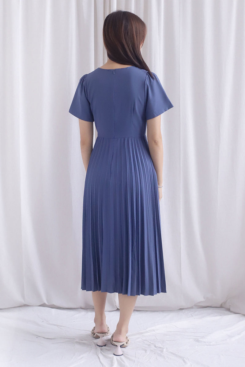 Elon Sleeved Pleat Midi Dress In Steel Blue