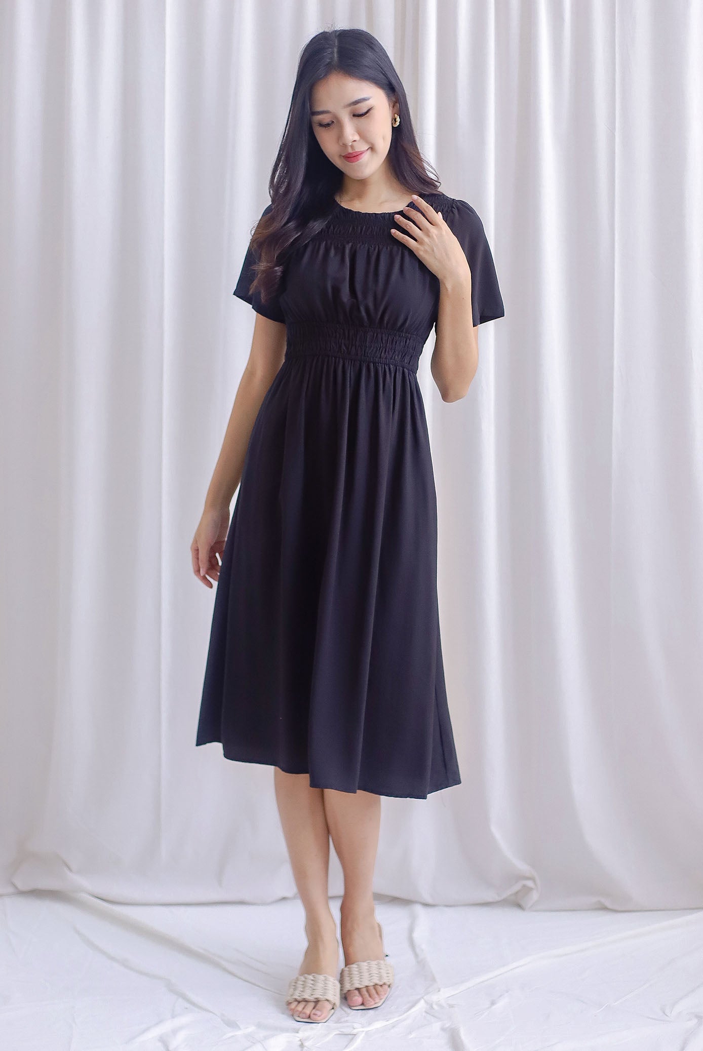 Elorie Flutter Sleeve Ruched Midi Dress In Black