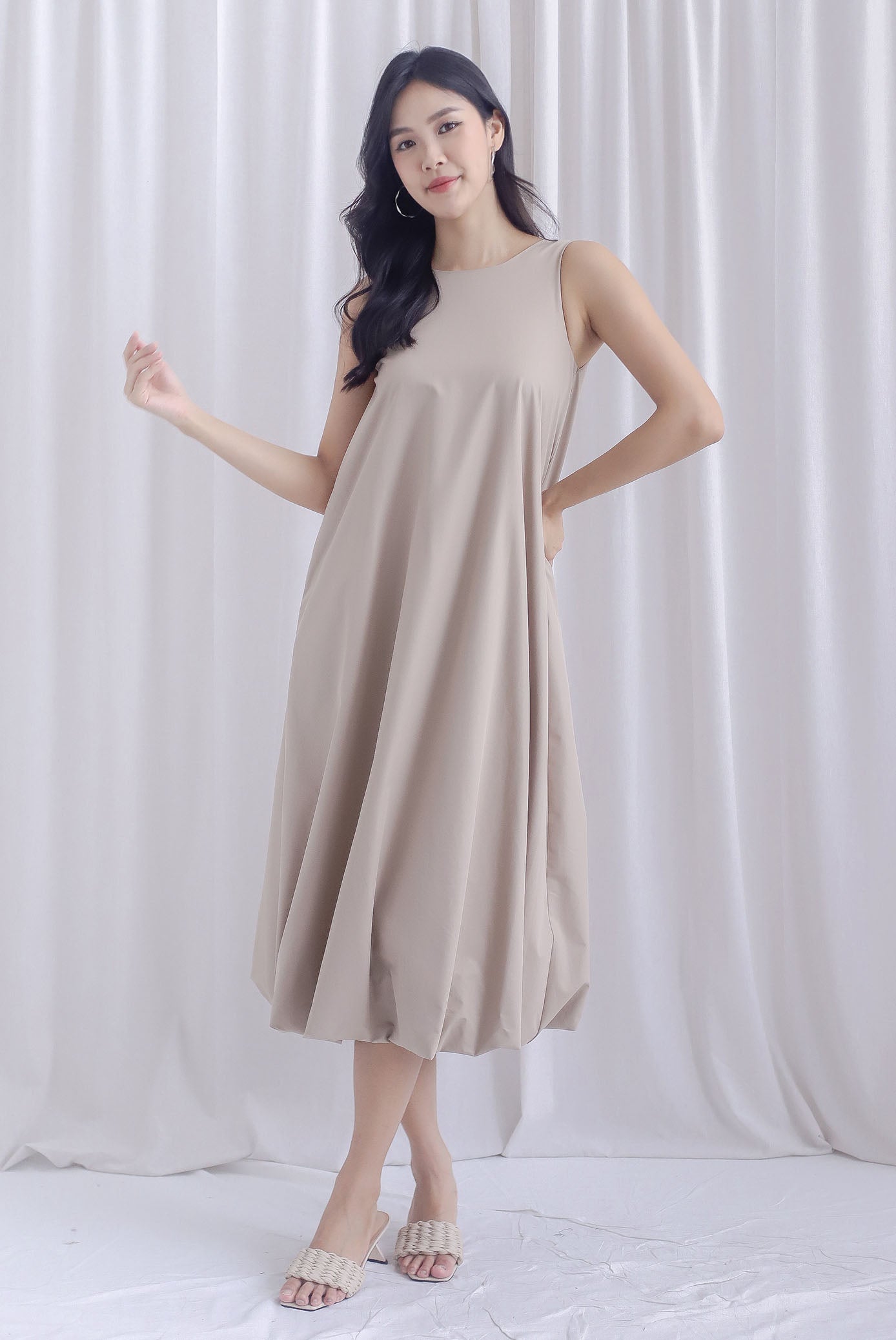 Everly Balloon Trapeze Maxi Dress In Taupe