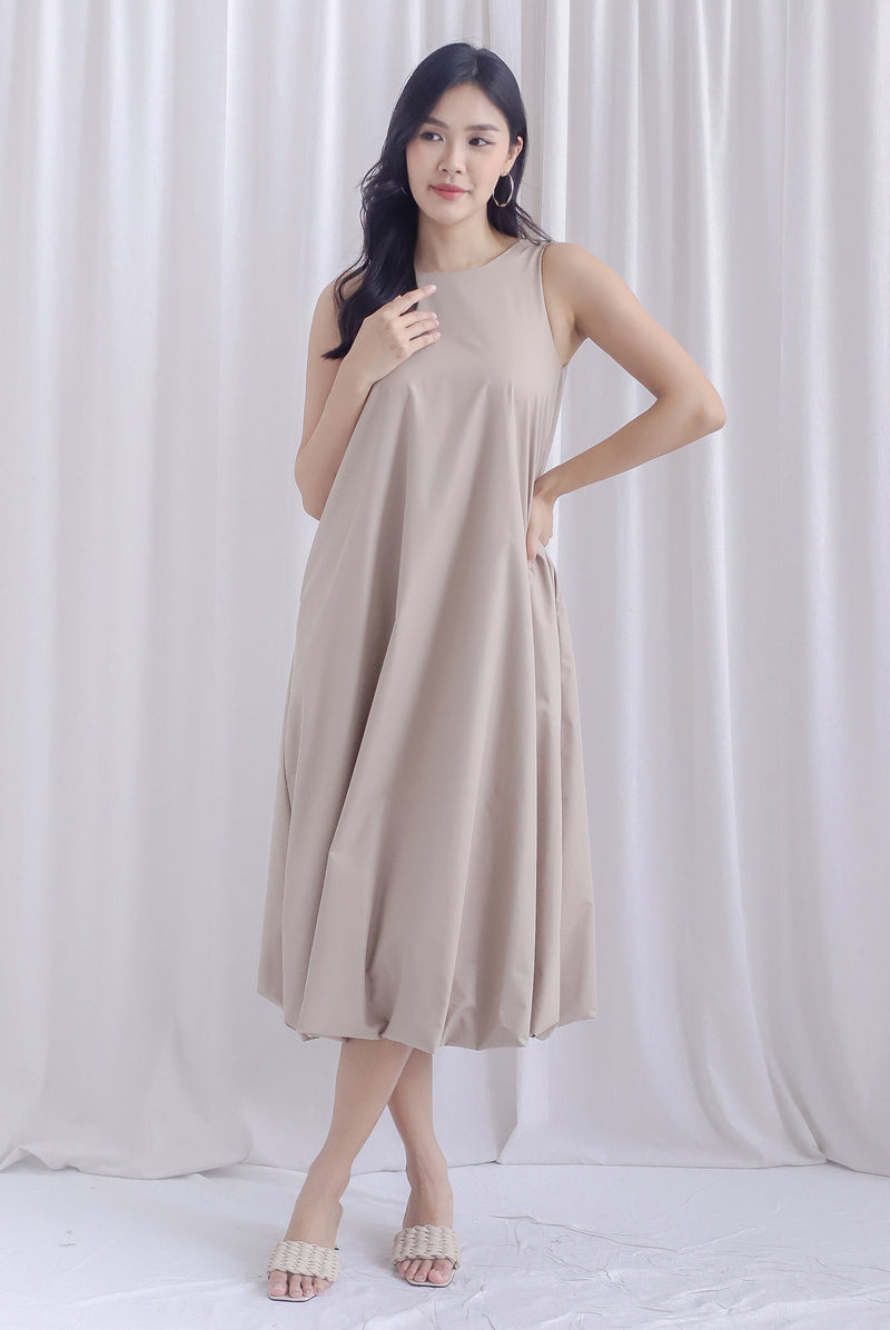 Everly Balloon Trapeze Maxi Dress In Taupe