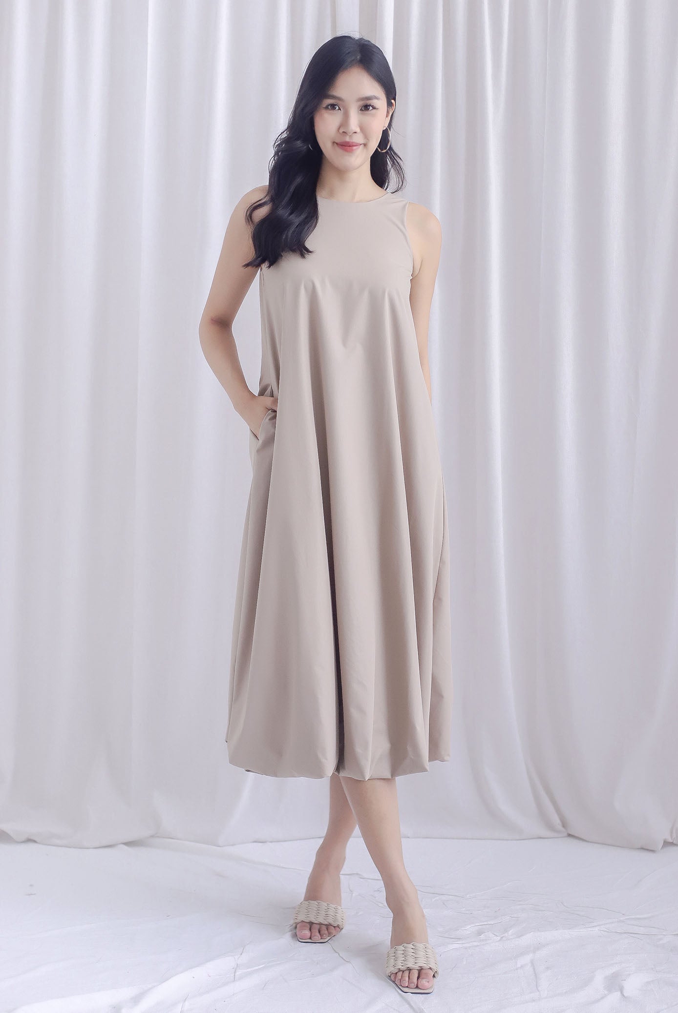 Everly Balloon Trapeze Maxi Dress In Taupe