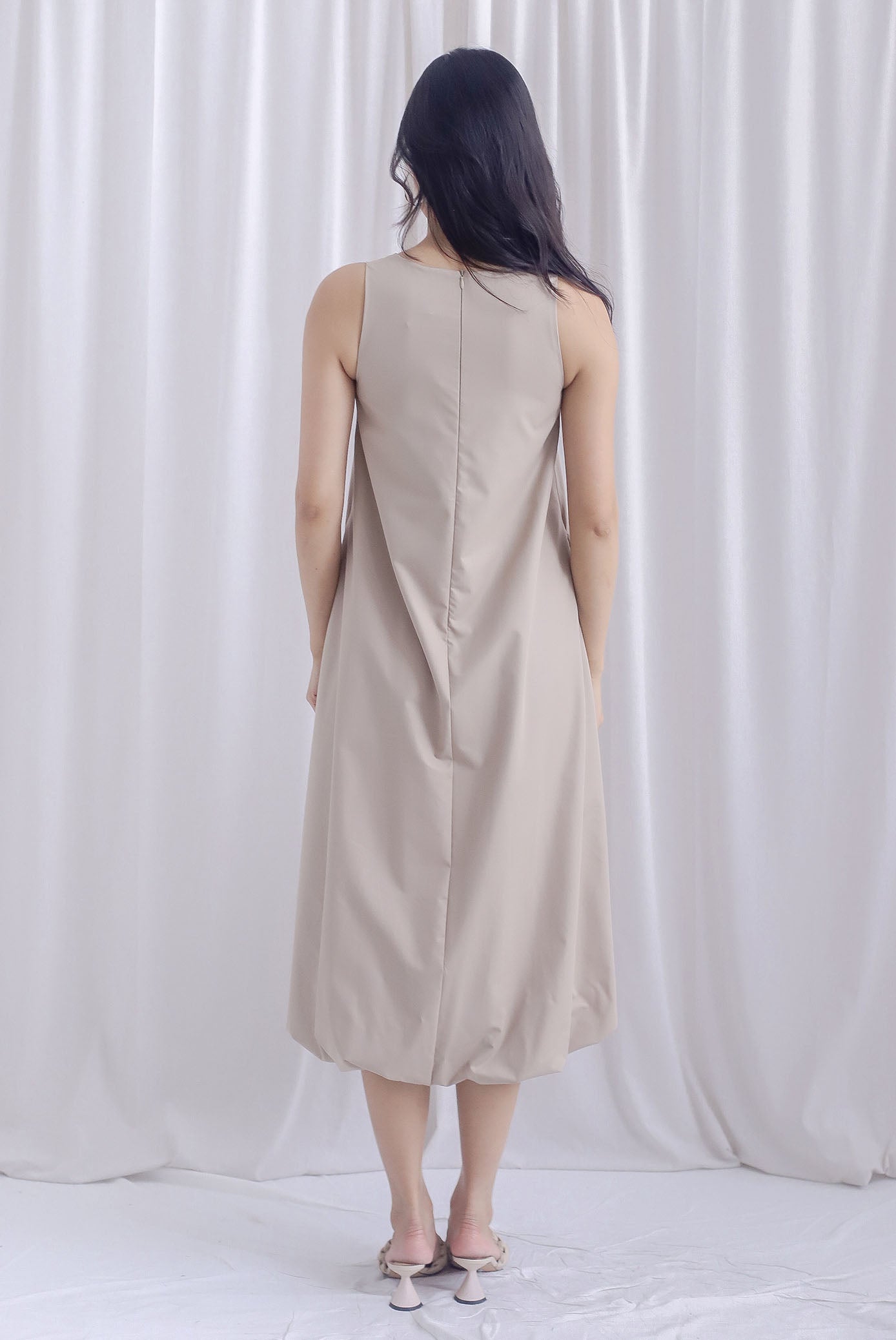 Everly Balloon Trapeze Maxi Dress In Taupe