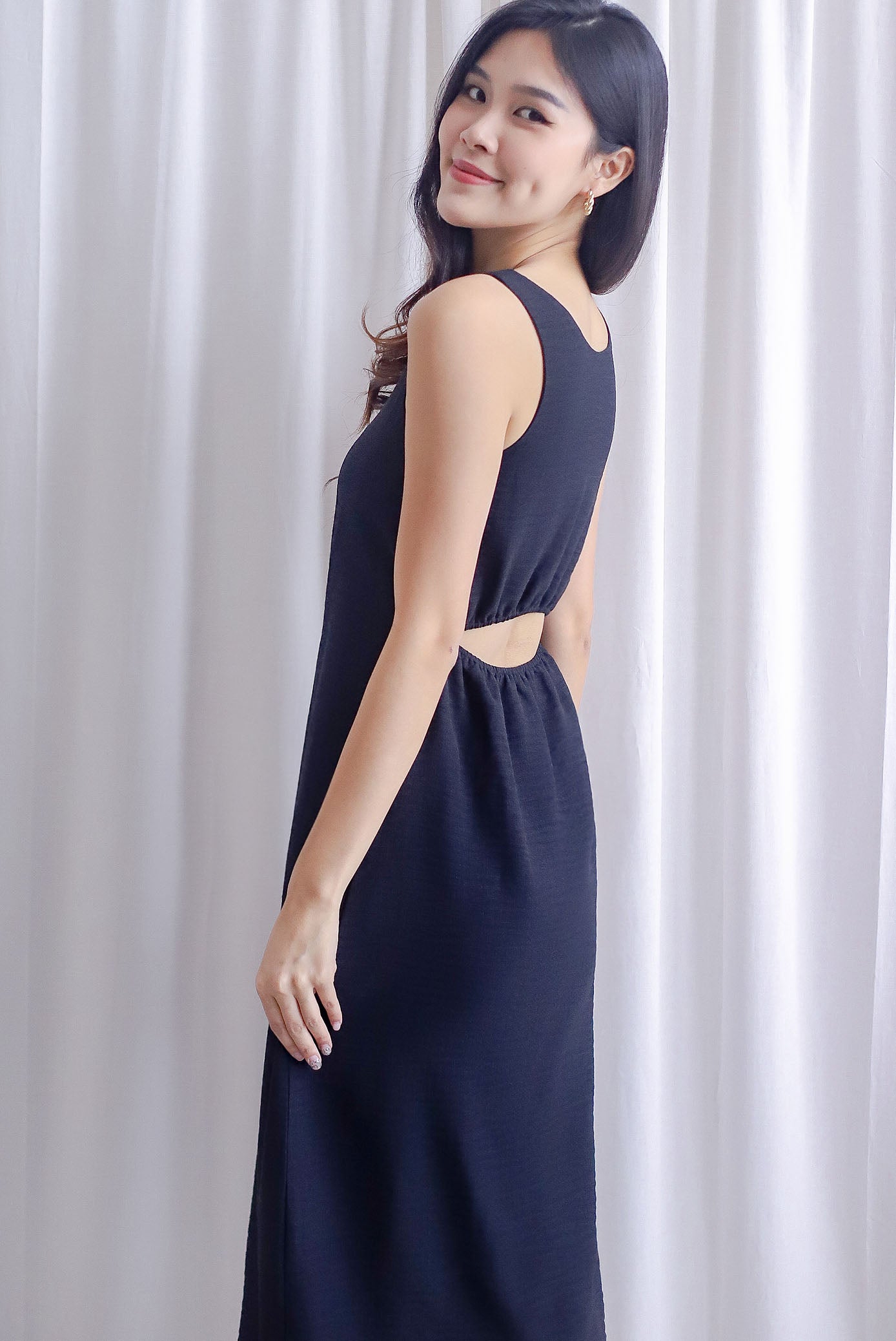 Fern Sleeveless Cut Out Back Maxi Dress In Black – The Design Closets