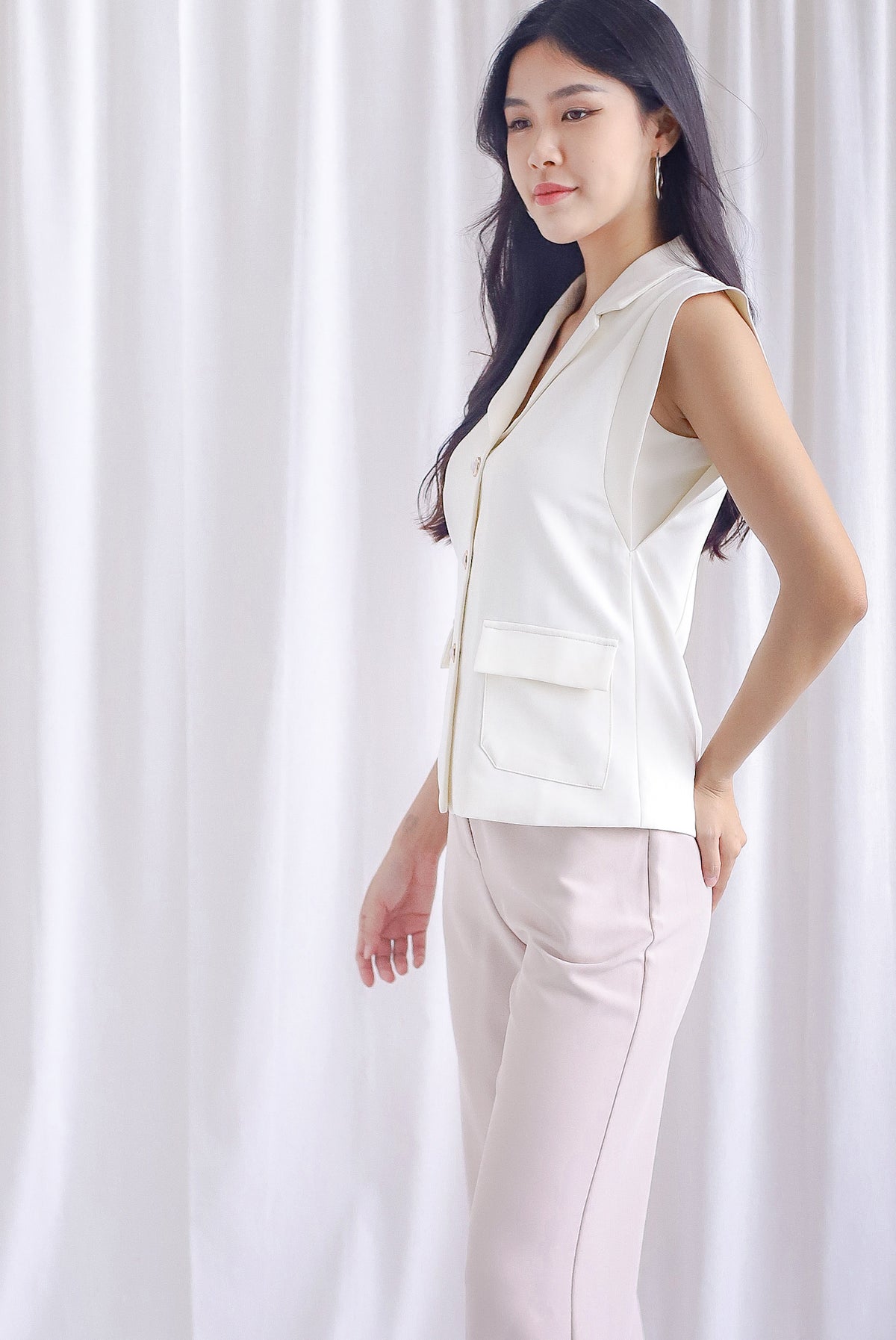 Oakleigh Buttons Lapel Vest Top In Creamy White