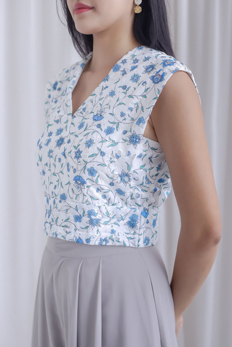 Sabel Floral Eyelet Top In White/Blue